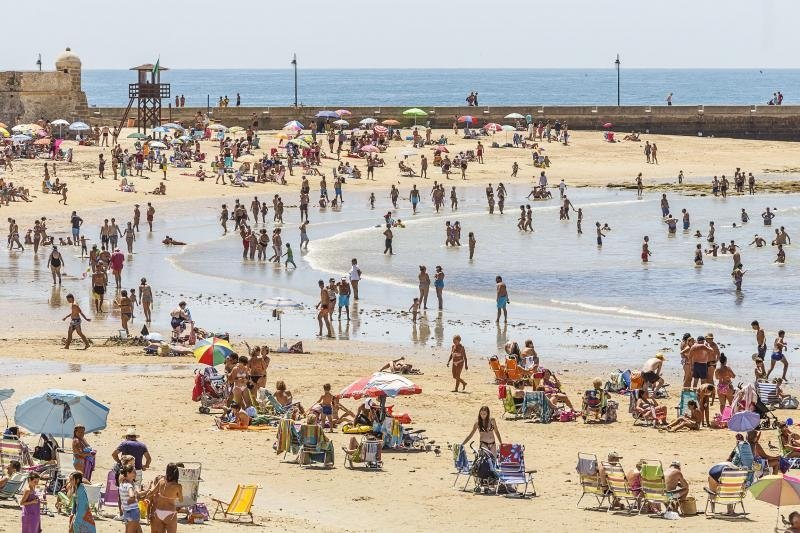 Discover the Best (and Worst) of Cádiz: Tips for an Unforgettable Trip. People on Caleta beach in Cádiz