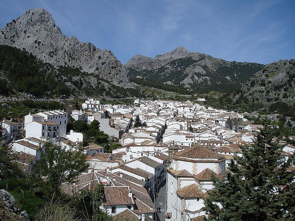 Exploring Cádiz’s White Villages by Car. Grazalema