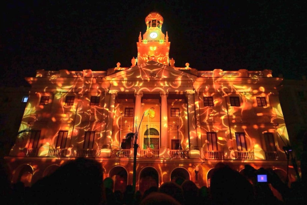 Christmas in Cádiz with the town hall illuminated